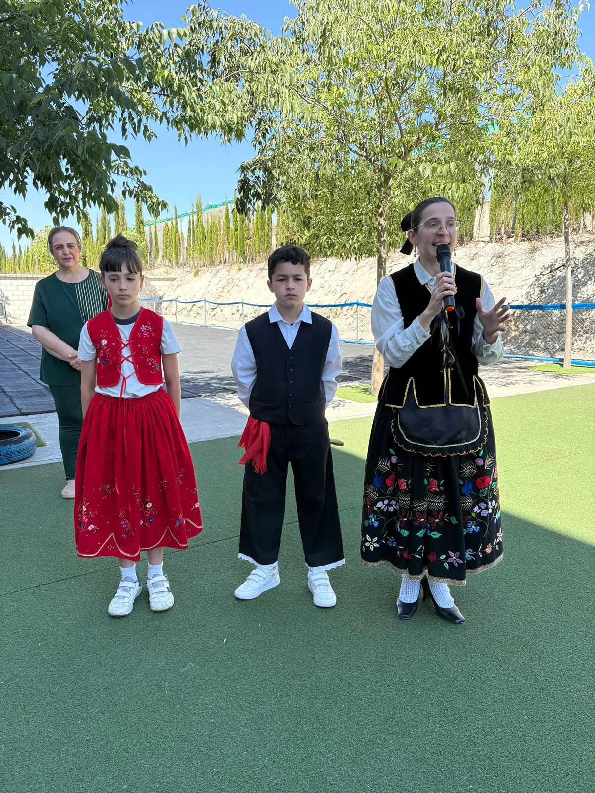 Traje regional de Castilla-La Mancha en una actividad de folclore del colegio