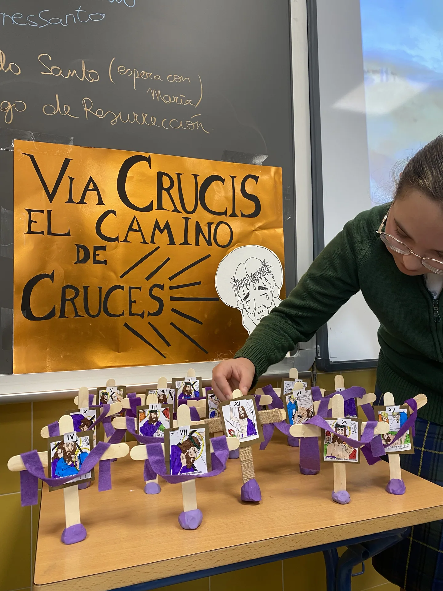 Alumna con la manualidad del Vía Crucis realizada en clase