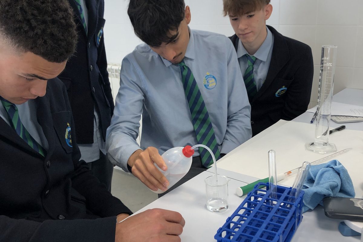 Alumnos de Bachillerato en el laboratorio de química