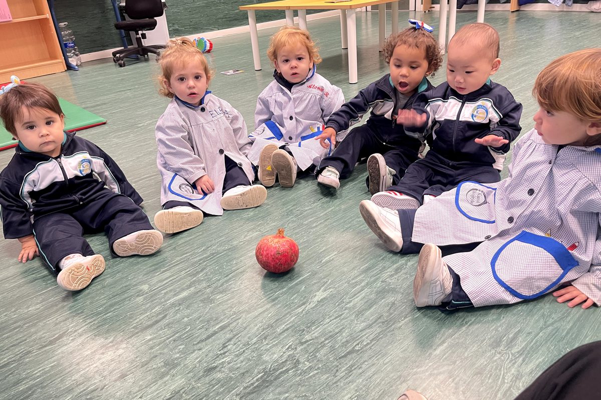 Niños del CEI KW Pequeñitos sentados en corro en el aula