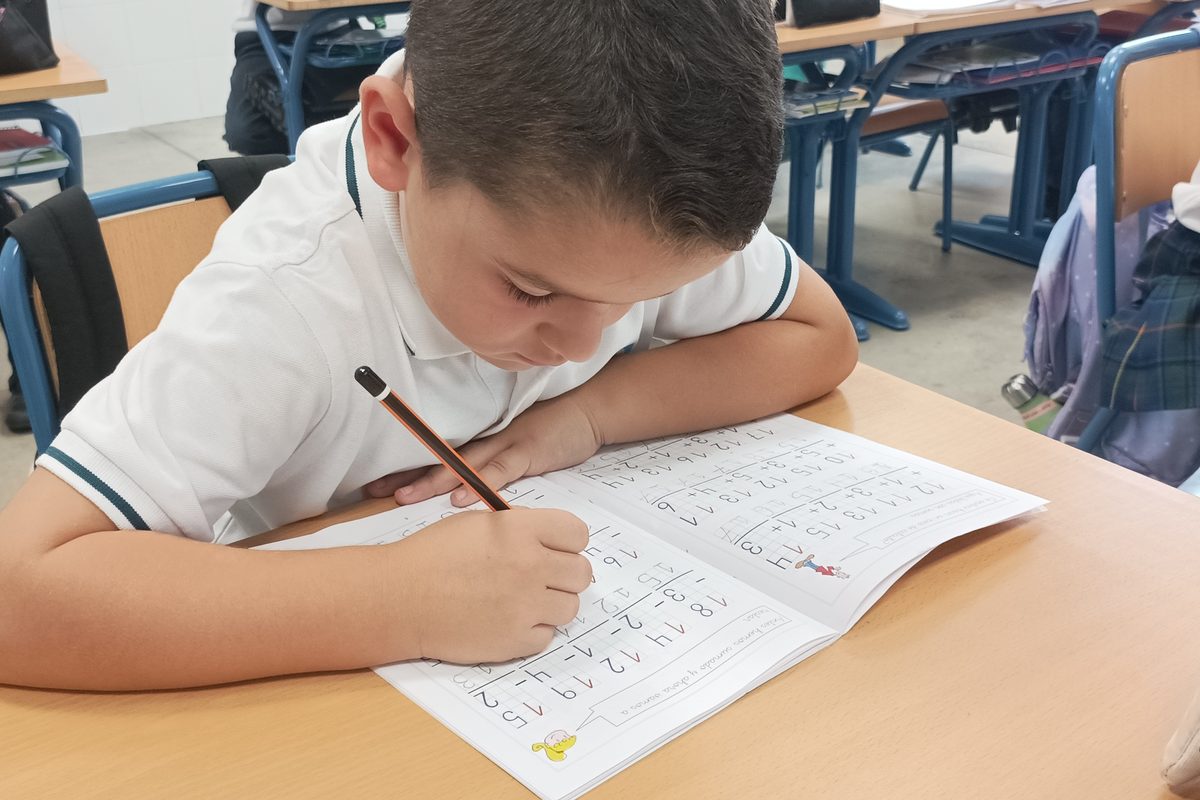 Alumno de Educación Primaria Veritas escribiendo en su cuaderno