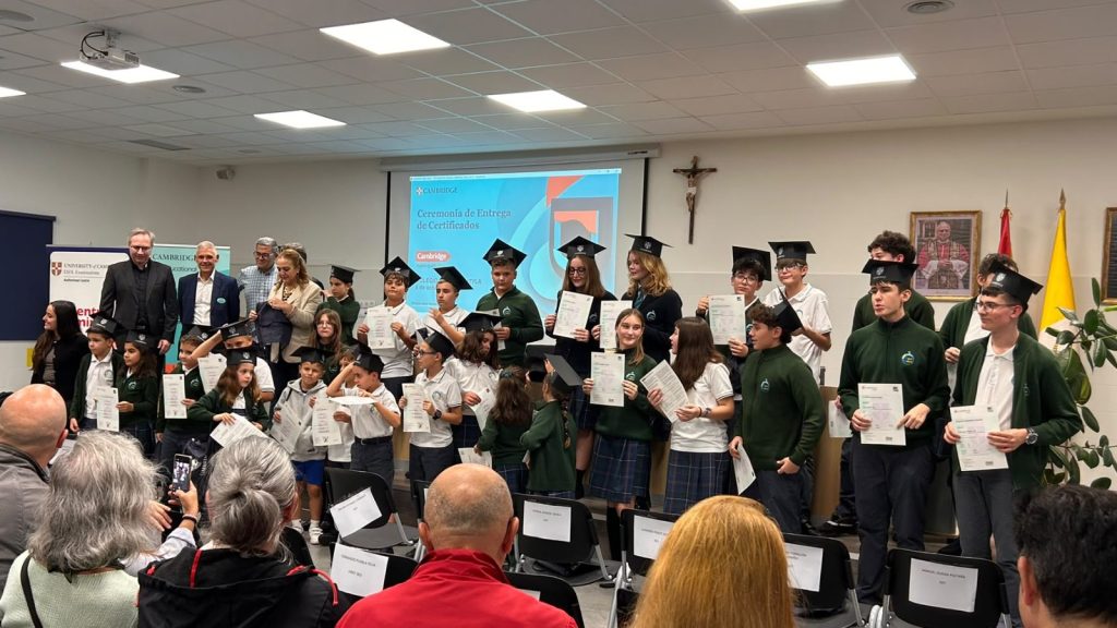 Alumnos con sus diplomas de Cambridge en la ceremonia de entrega celebrada en el colegio