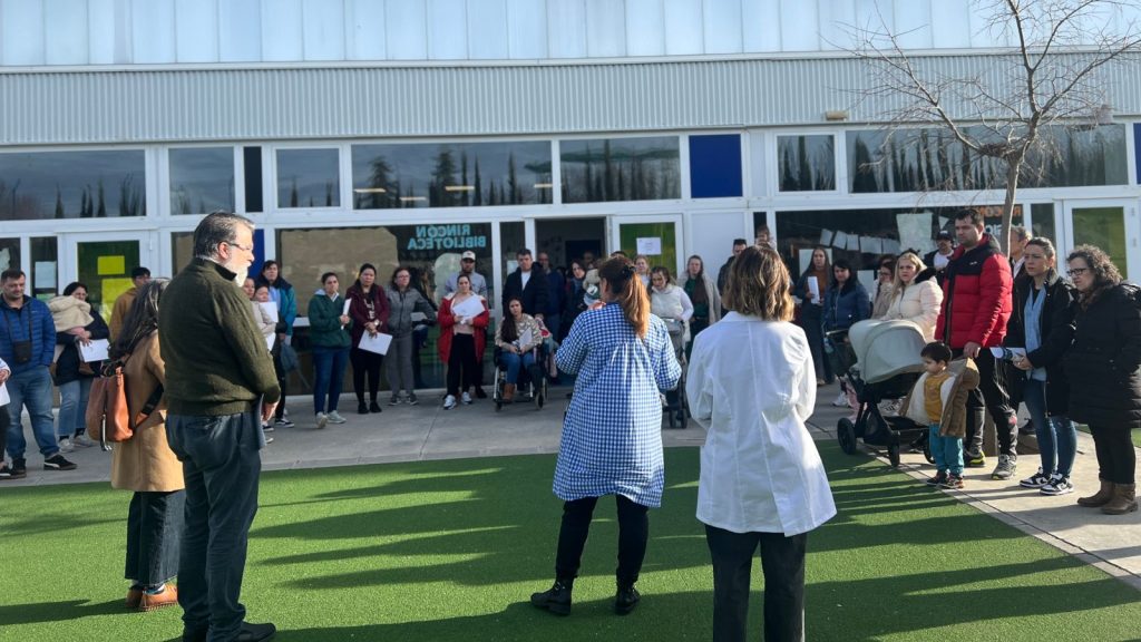 Profesoras del colegio dando la bienvenida a las familias en el patio durante la jornada de puertas abiertas